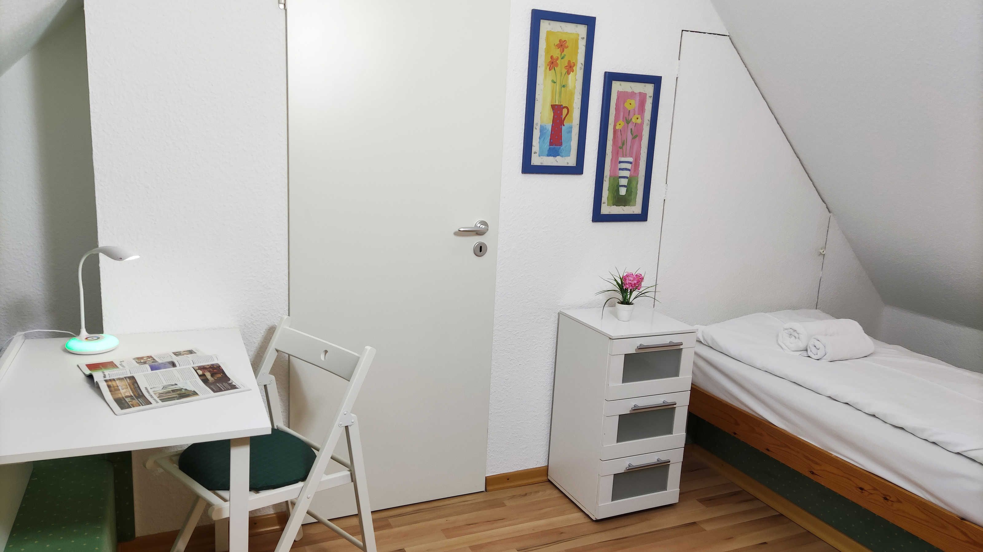 2. Schlafzimmer mit kleinem Schreibtisch 2. Schlafzimmer mit kleinem Schreibtisch