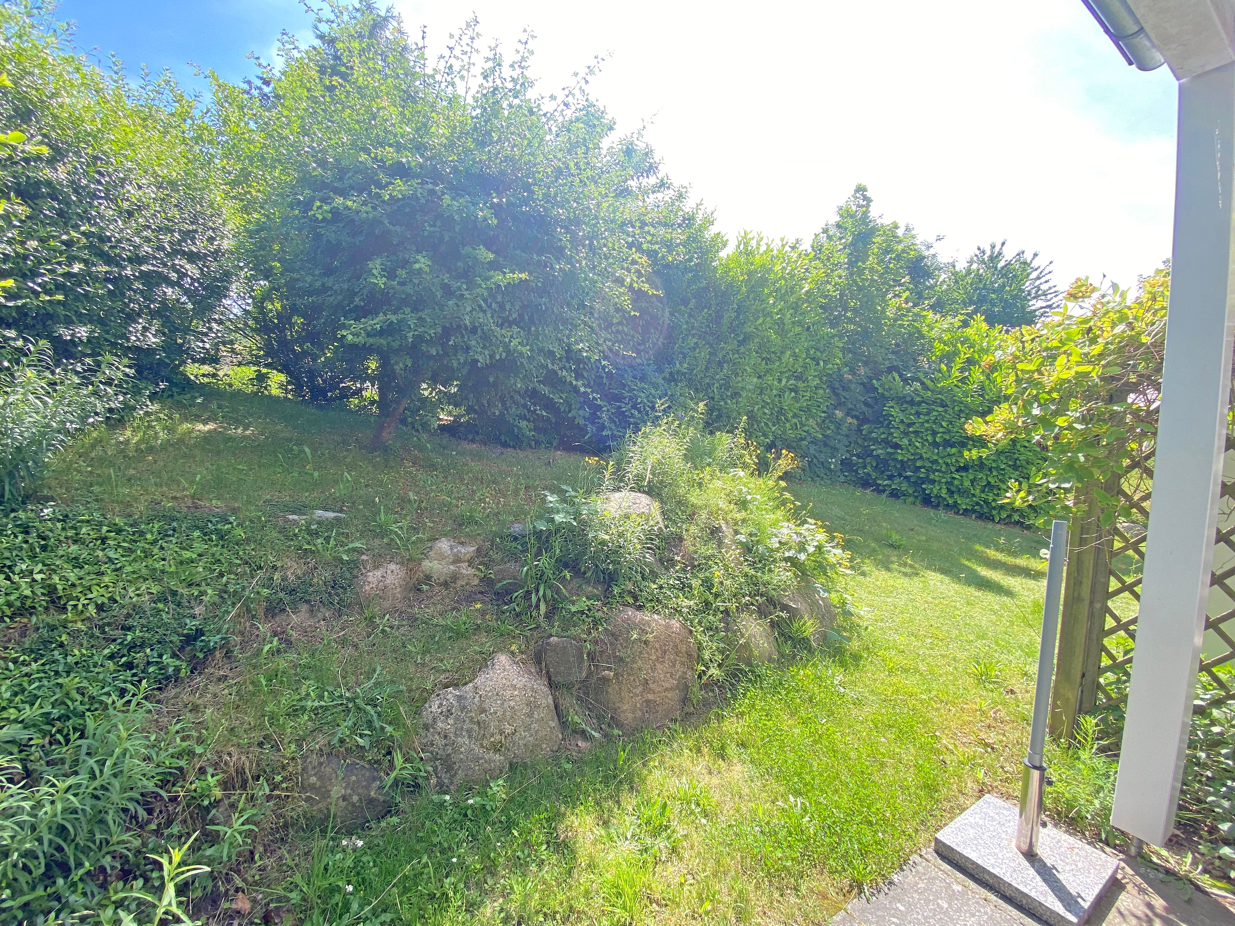 bestuhlte Terrasse mit Blick ins Grüne
