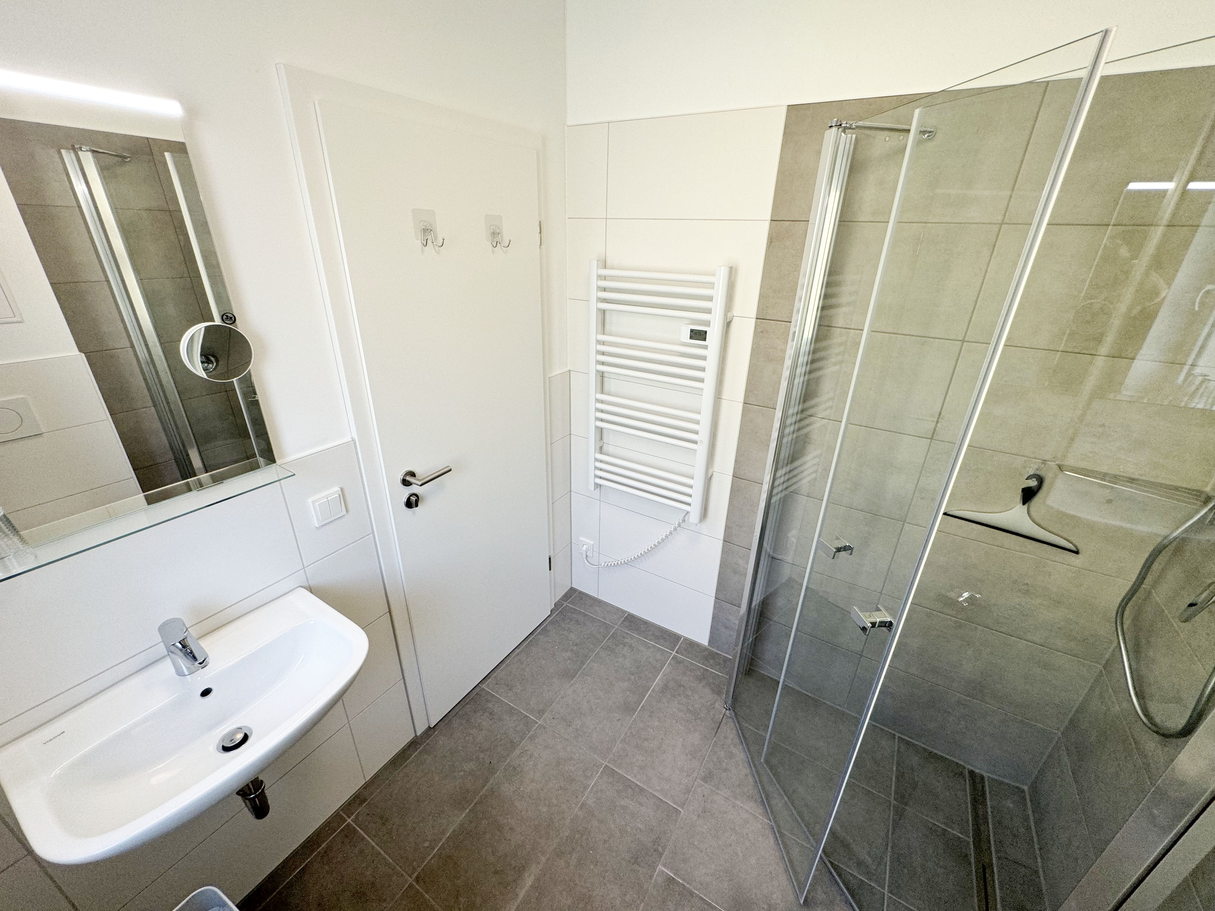 Badezimmer mit ebenerdiger Dusche