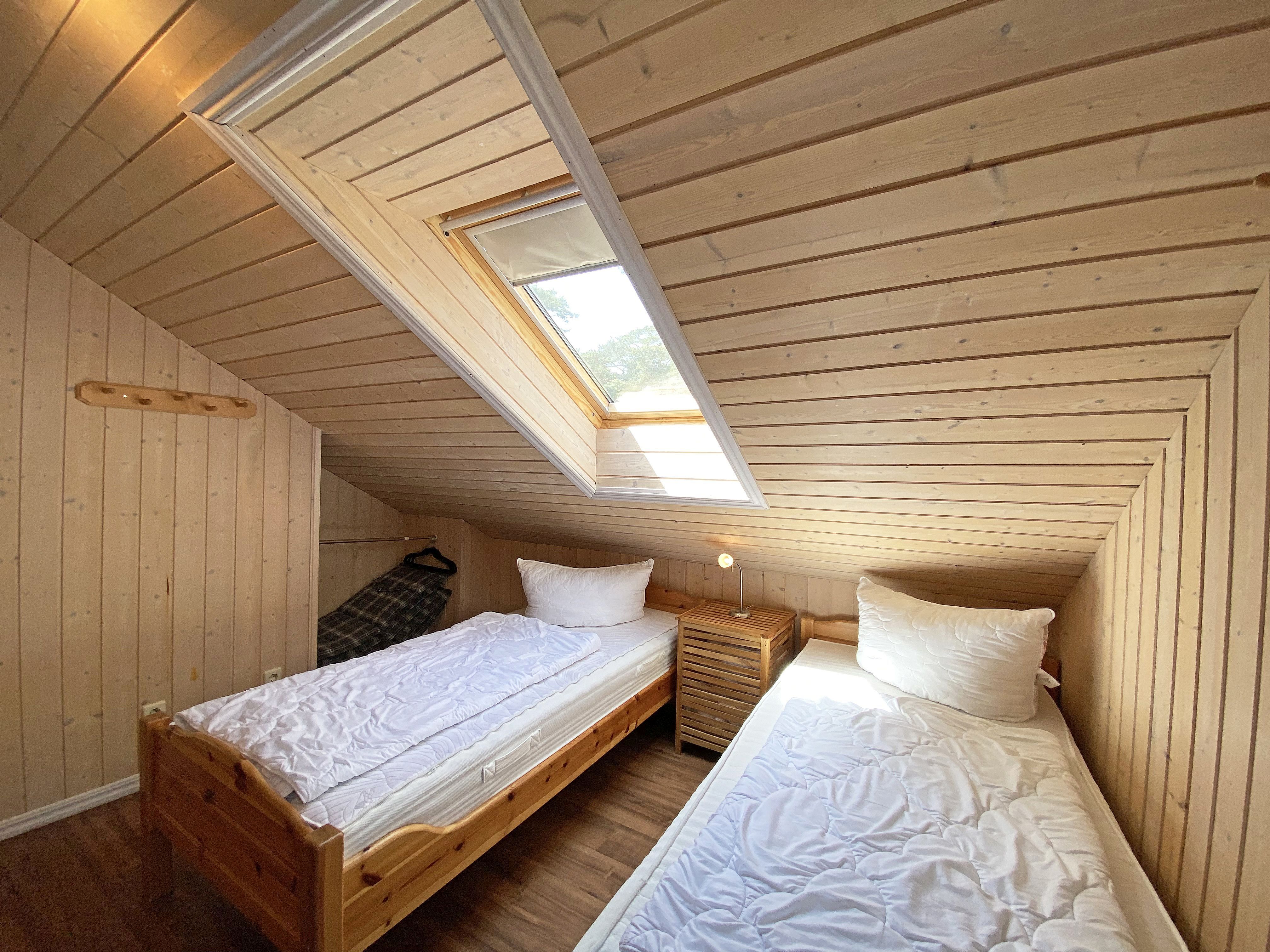 2. Schlafzimmer mit Kleiderschrank im Obergeschoss 2. Schlafzimmer mit Kleiderschrank im Obergeschoss