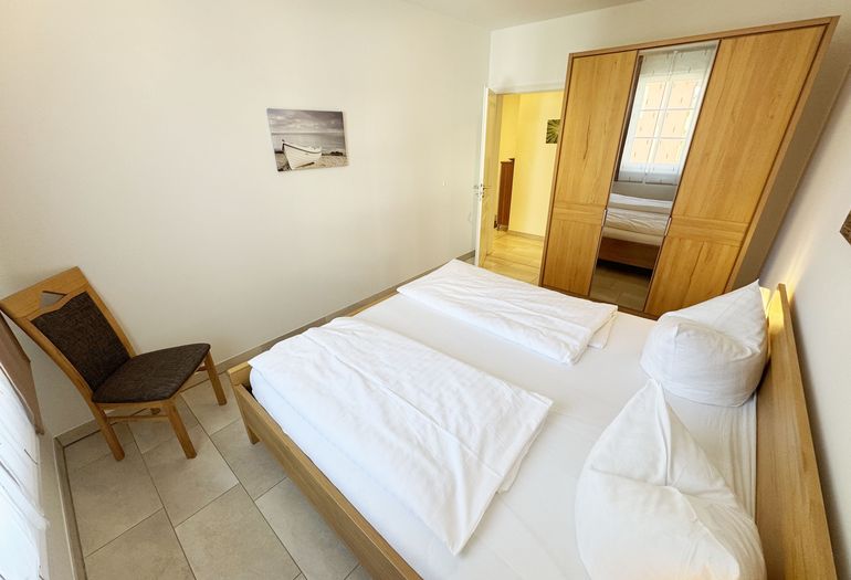 2.Schlafzimmer mit Doppelbett