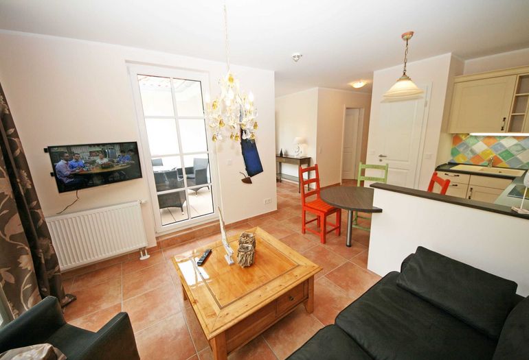 Wohnbereich mit Couch und TV Wohnbereich mit Couch und TV