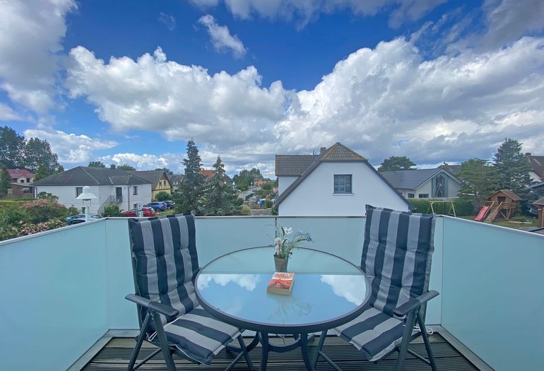 bestuhlter Balkon in ruhiger Lage