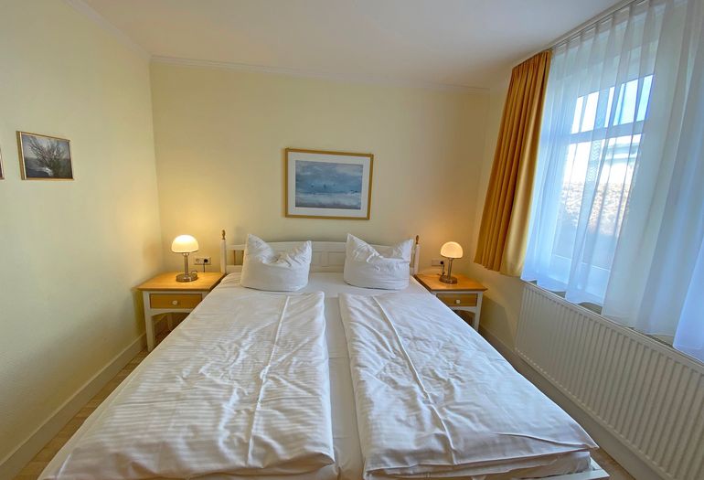 1. Schlafzimmer mit Doppelbett