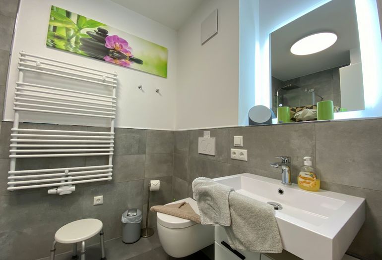 Duschbad mit Waschbecken Duschbad mit Waschbecken