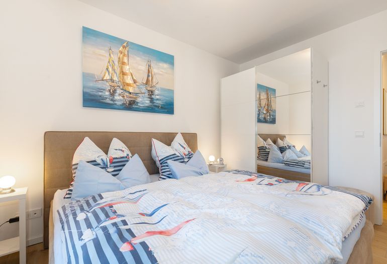 Schlafzimmer mit Doppelbett und Kleiderschrank