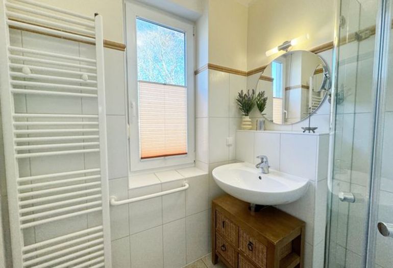 1.Badezimmer mit Dusche und Fenster 1.Badezimmer mit Dusche und Fenster