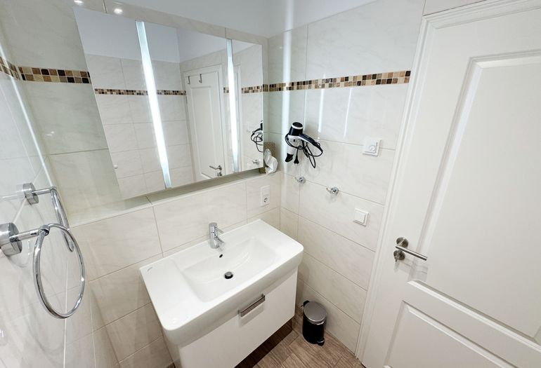 innenliegendes Badezimmer mit Waschbecken innenliegendes Badezimmer mit Waschbecken