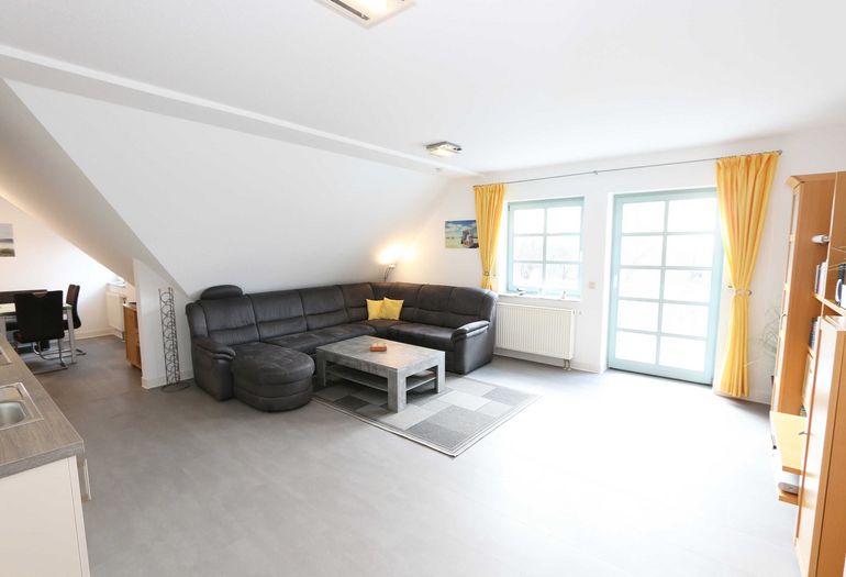 großes Wohnzimmer mit gemütlicher Couch