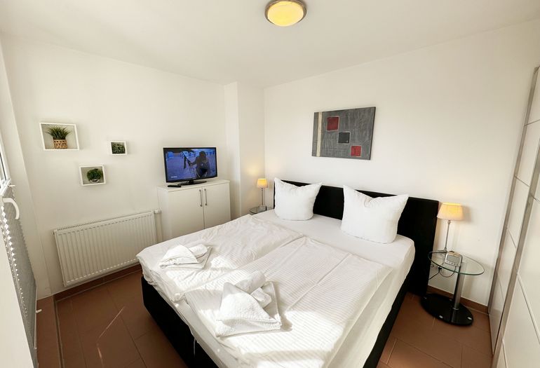 Schlafzimmer mit Doppelbett