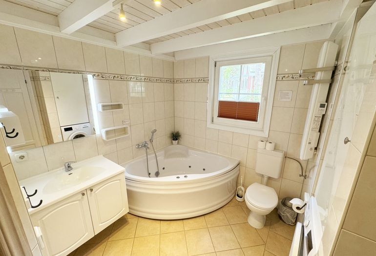 Badezimmer mit Waschplatz