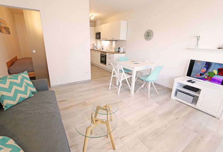 Wohnbereich mit Blick zur Küche