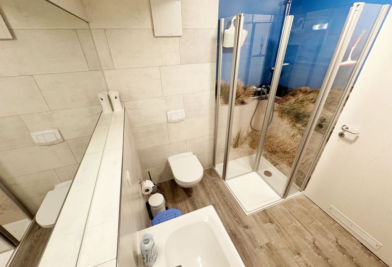 Badezimmer mit ebenerdiger Dusche