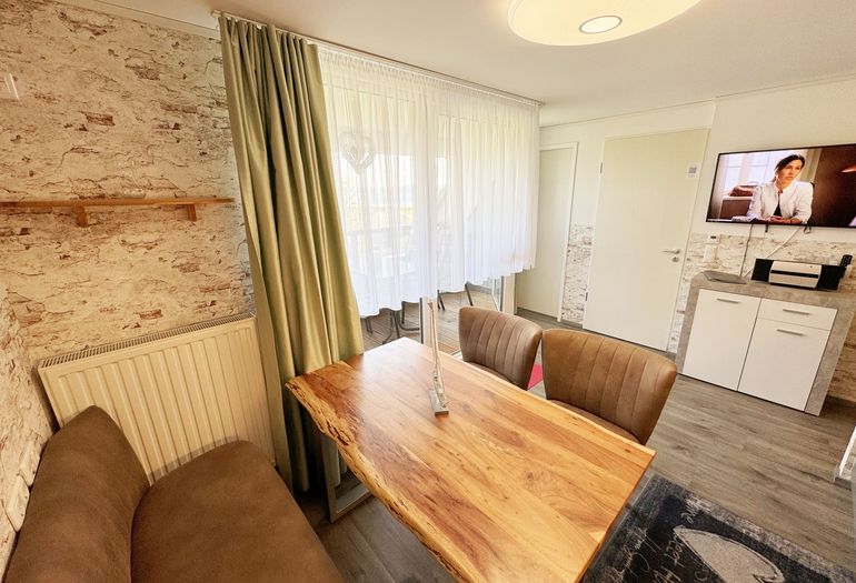 Essplatz mit Blick auf TV