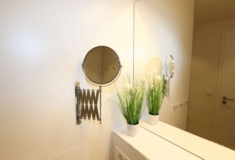 Badezimmer mit großem Spiegel