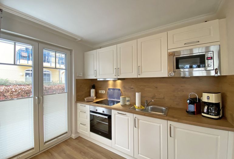 Küchenzeile mit Backofen