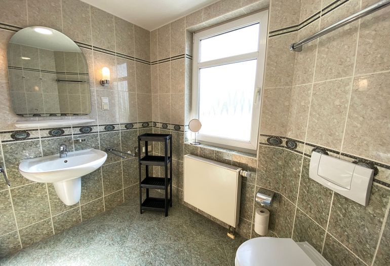 Badezimmer mit Waschbecken und WC Badezimmer mit Waschbecken und WC