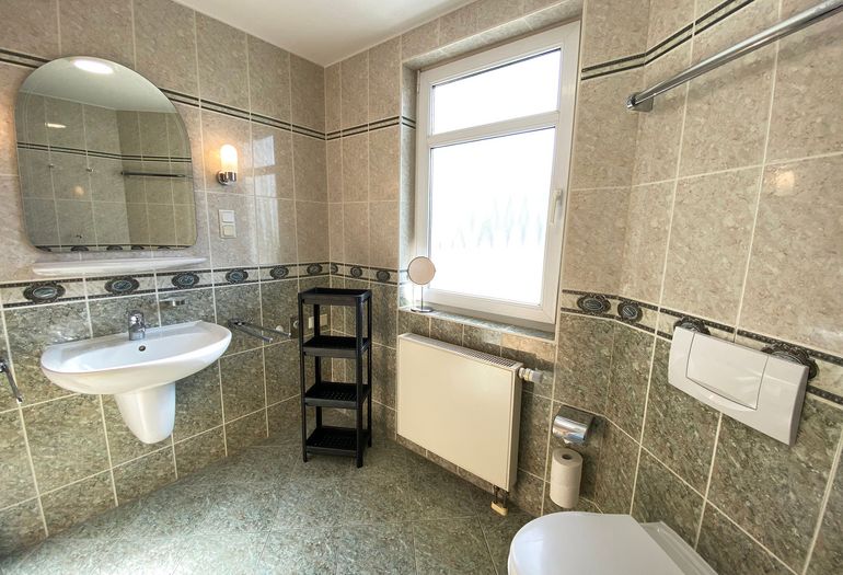 Badezimmer mit Waschbecken und WC