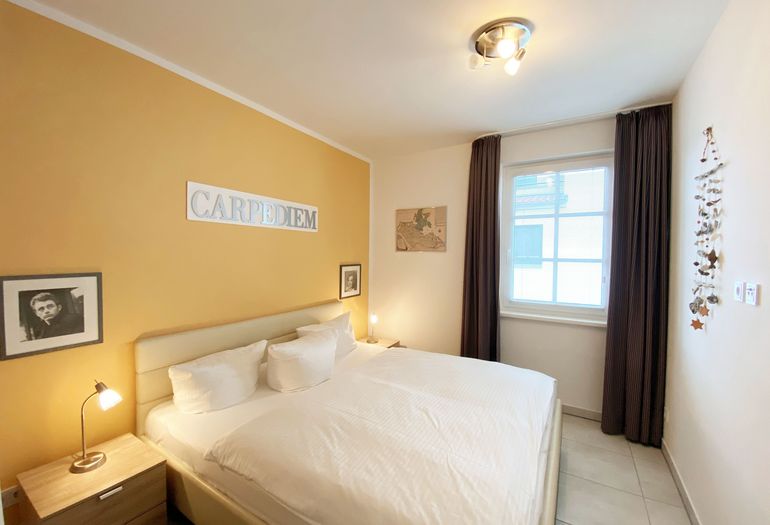 Schlafzimmer mit Doppelbett
