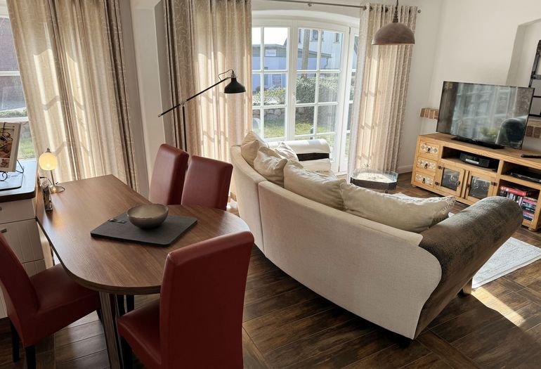 Großes Wohnzimmer mit genügend Platz für 2 Personen Großes Wohnzimmer mit genügend Platz für 2 Personen