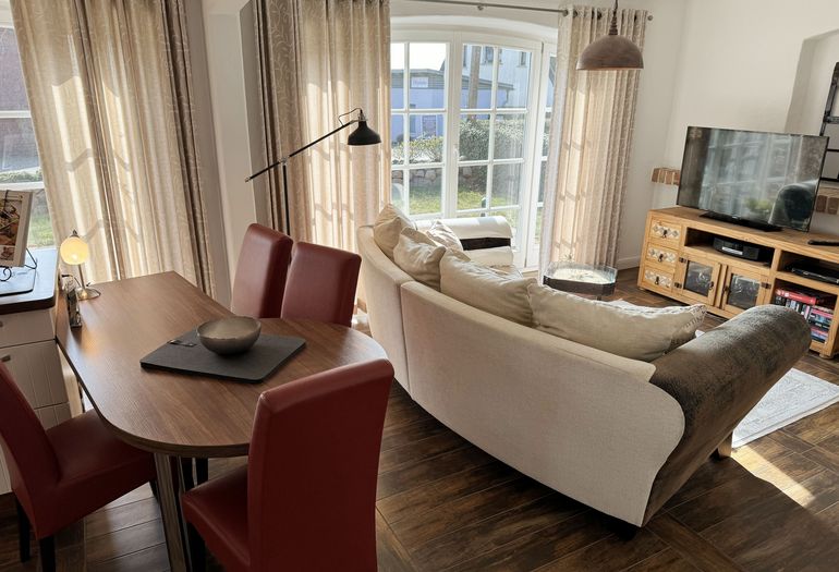 Großes Wohnzimmer mit genügend Platz für 2 Personen