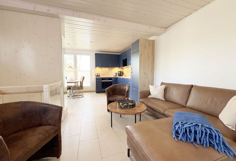 gemütlicher Wohnbereich mit Blick auf die Küche