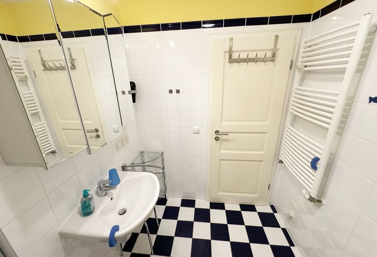 innenliegendes Bad mit Waschbecken und WC