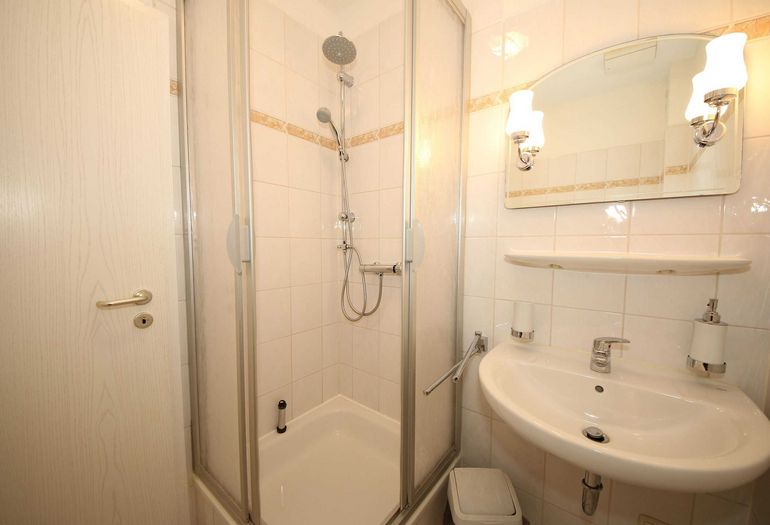 Badezimmer mit Dusche Badezimmer mit Dusche