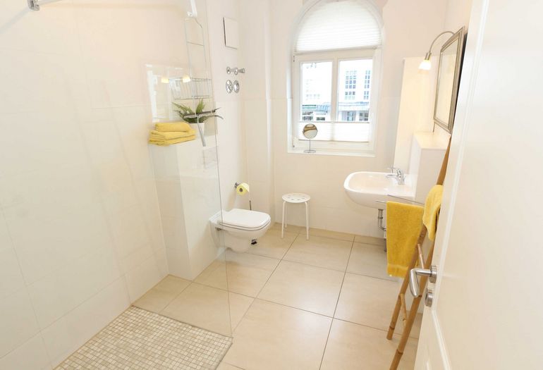 Badezimmer mit ebenerdiger Dusche