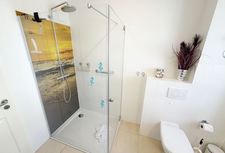 großzügiges Bad mit ebenerdiger Regendusche großzügiges Bad mit ebenerdiger Regendusche