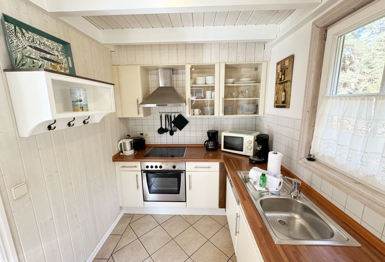 Ferienhaus Sandkörnchen - Küchenzeile mit Backofen Ferienhaus Sandkörnchen - Küchenzeile mit Backofen