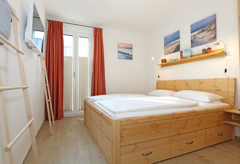 helles und freundliches Schlafzimmer