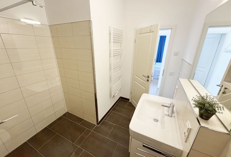 innenliegendes Badezimmer mit ebenerdiger Dusche