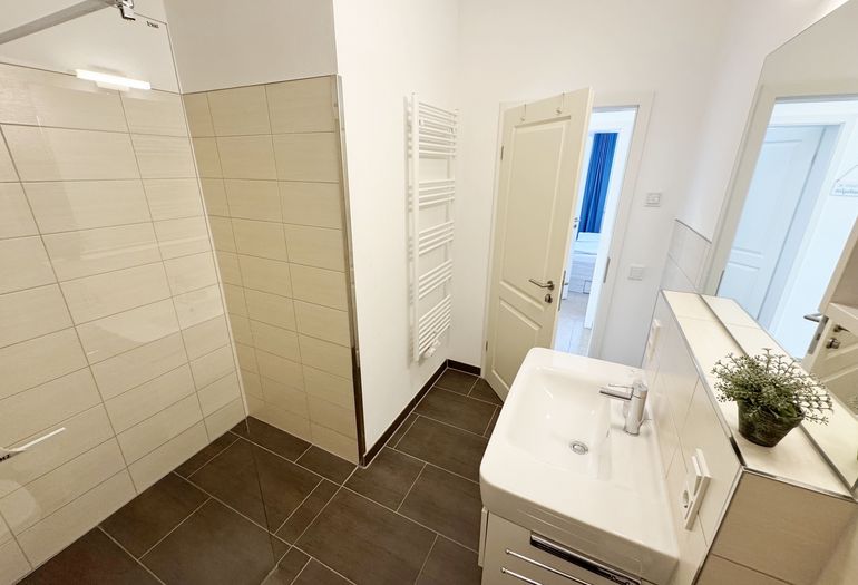 innenliegendes Badezimmer mit ebenerdiger Dusche innenliegendes Badezimmer mit ebenerdiger Dusche