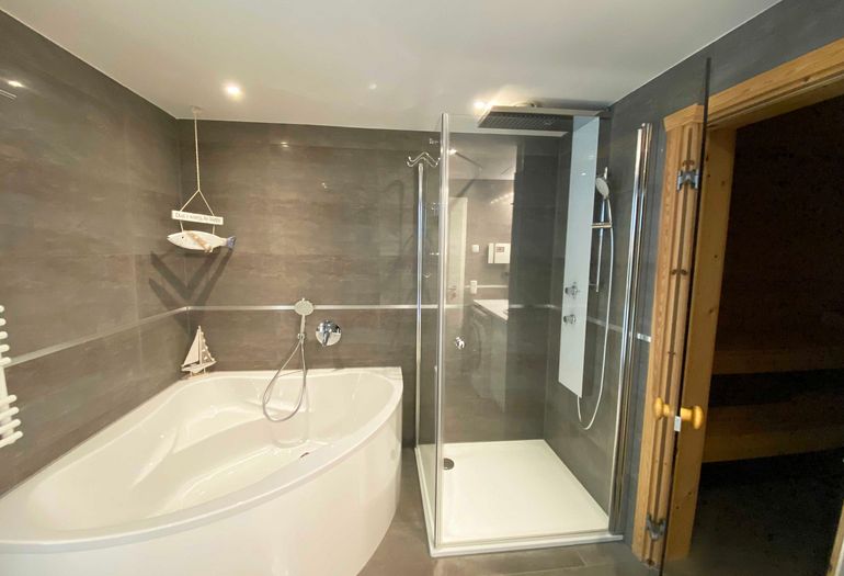 großes Badezimmer mit ebenerdiger Dusche großes Badezimmer mit ebenerdiger Dusche