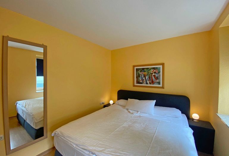Schlafzimmer mit großem Spiegel Schlafzimmer mit großem Spiegel