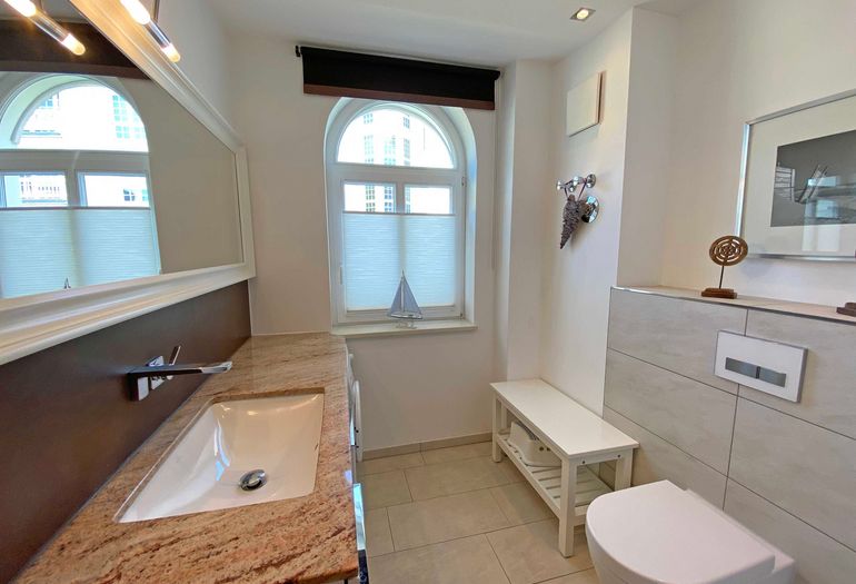 Badezimmer mit Waschbecken und WC