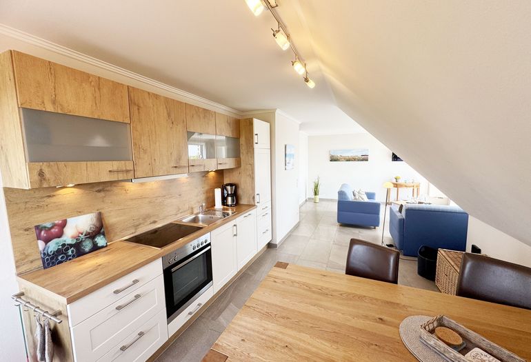 moderne Küchenzeile mit diversen Küchenutensilien