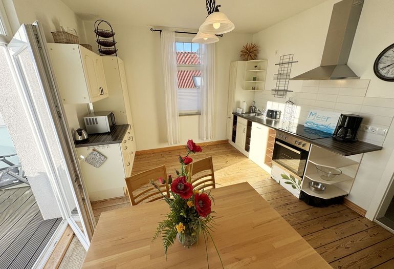 Küchenzeile mit diversen Küchenutensilien Küchenzeile mit diversen Küchenutensilien