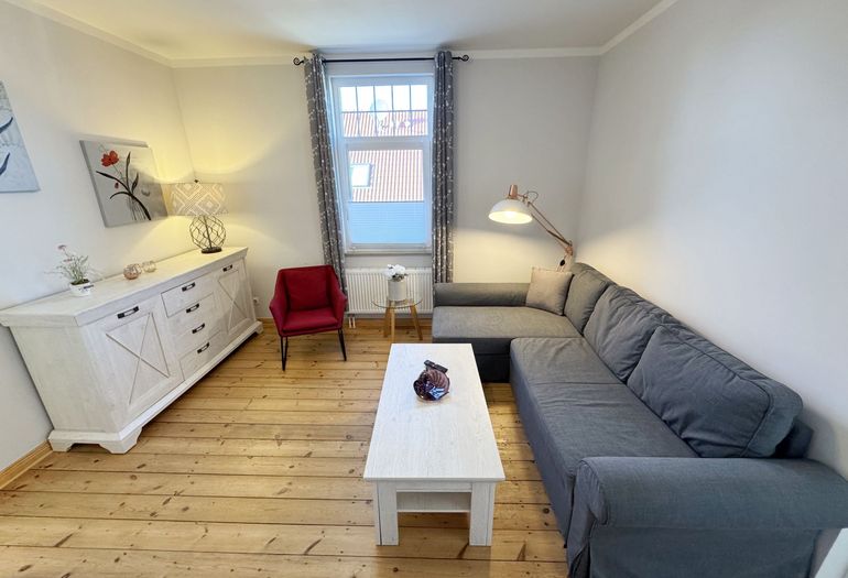 gemütlicher Wohnbereich mit Couch und Lesesessel