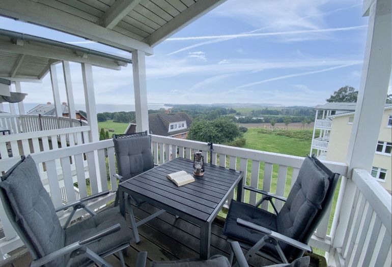 bestuhlter Balkon in ruhiger Lage