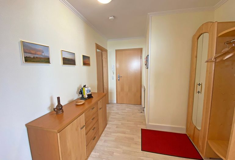 Flur mit kleiner Kommode