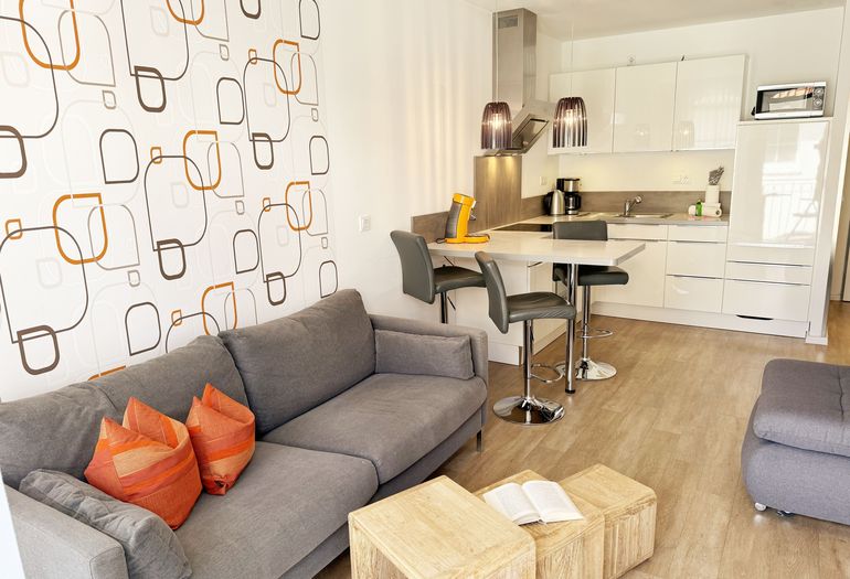 Wohnbereich mit variablen Tischelementen