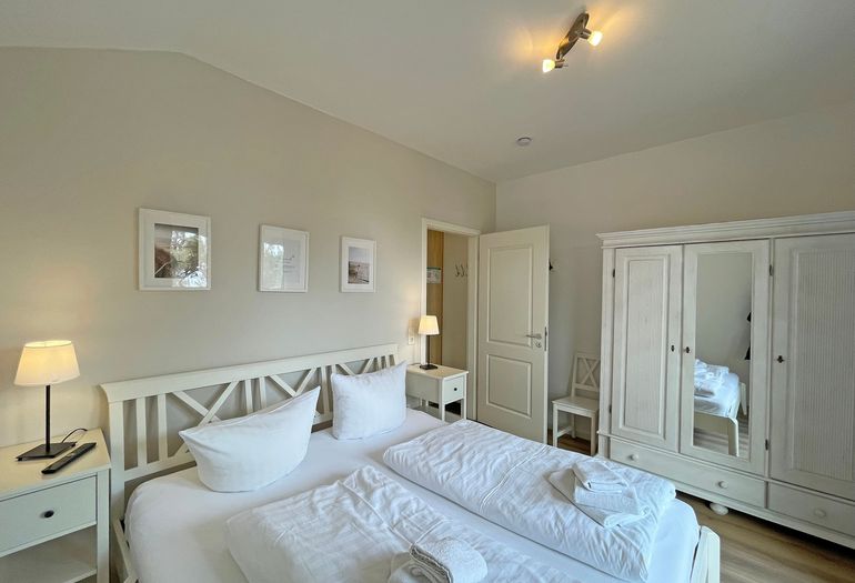 Schlafzimmer mit Kleiderschrank