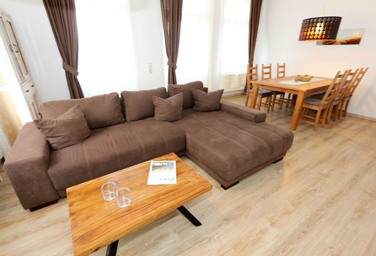 Wohnzimmer mit großer Couch