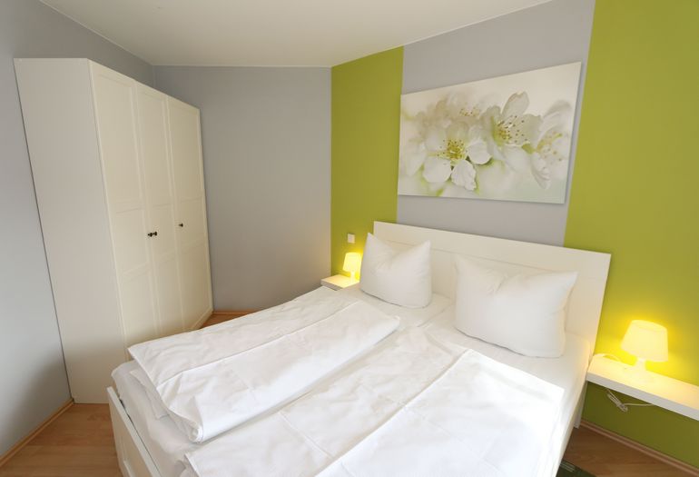 Schlafzimmer mit Doppelbett