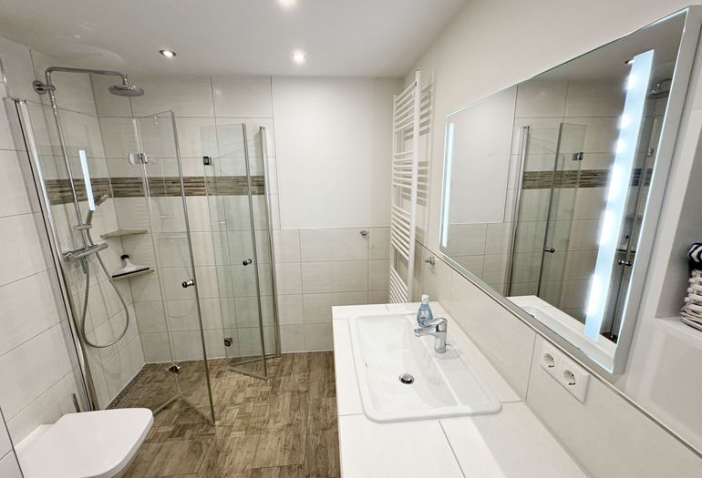 innenliegendes Badezimmer mit ebenerdiger Dusche
