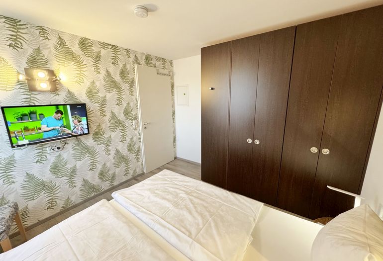 1. Schlafzimmer mit TV