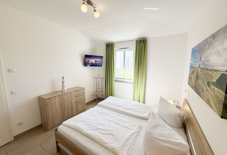 1.Schlafzimmer mit Doppelbett und Smart-TV