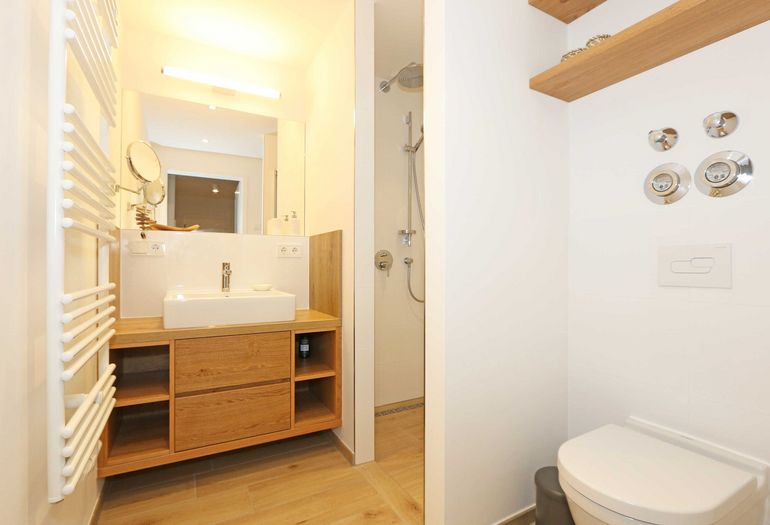 Badezimmer mit ebenerdiger Dusche